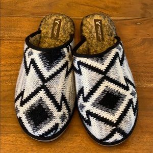 AE men’s slippers